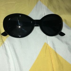 OVAL SUNGLASSES